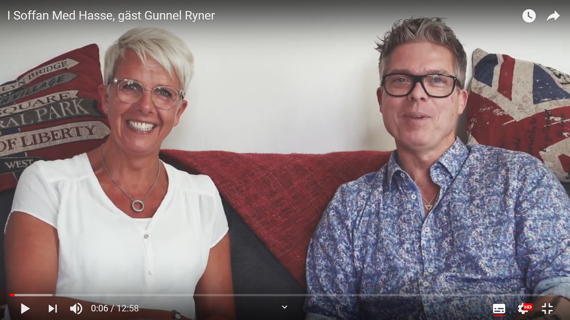 Gunnel Ryner och Hasse Carlsson i soffa