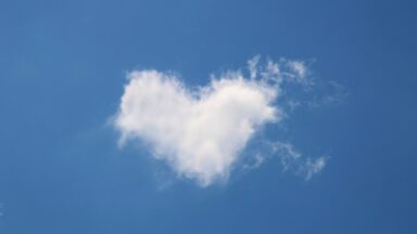 Hjärtformat moln på blå himmel
